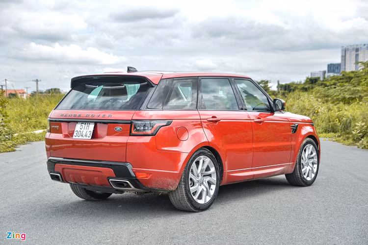 Nhìn từ bên hông, bộ mâm đúc hợp kim 5 chấu kích thước 21 inch được sơn màu Silicon Silver là điểm gây chú ý. Mui xe hơi thoải về sau, các cột cửa sơn đen tạo sự tương phản với màu ngoại thất.