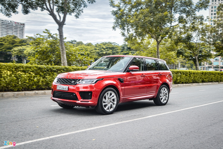 Range Rover Sport HSE Dynamic trang bị khối động cơ 6 xy-lanh thẳng hàng, dung tích 3.0L tăng áp, cho công suất cực đại 360 mã lực và mô-men xoắn 450 Nm, hộp số tự động 8 cấp về hệ dẫn động AWD. Khả năng tăng tốc 0-100 km/h của mẫu SUV này là 6,6 giây. Xe có 5 chế độ lái gồm Comfort, Grass Gravel Snow, Mud Ruts, Sand và Eco. 
