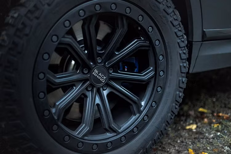 Bộ la-zăng Black Rhino 20 inch có thiết kế hầm hố, đi kèm với lốp Maxxis Bighorn MT-764 có rãnh sâu, mang đến vẻ ngoài độc đáo cho chiếc MHX7 650 Dirt Edition 2021. Phần lưới tản nhiệt lớn, đèn pha LED vẫn được giữ nguyên.