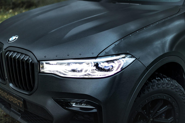 MHX7 không chỉ được nâng cấp ngoại hình. Khoảng sáng gầm cũng được nâng cao lên 38 mm, khung gầm được Manhart tinh chỉnh lại. Hãng độ cho biết điều này giúp MHX7 dễ dàng vượt qua địa hình phức tạp như sỏi đá, bùn lầy.