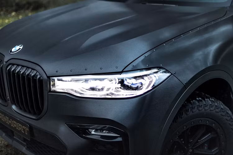 MHX7 không chỉ được nâng cấp ngoại hình. Khoảng sáng gầm cũng được nâng cao lên 38 mm, khung gầm được Manhart tinh chỉnh lại. Hãng độ cho biết điều này giúp MHX7 dễ dàng vượt qua địa hình phức tạp như sỏi đá, bùn lầy.