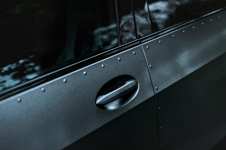 Ngoại hình được hoàn thiện với các tấm ốp tùy chỉnh, thiết kế dạng đinh tán 3D và màu sơn đen mờ, khác hẳn lớp sơn đen bóng trên X7 nguyên bản.