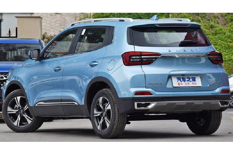 Phía mặt trước của Tiggo 5x giá rẻ có áp dụng một thiết kế mới, với lưới tản nhiệt lục giác kèm nhiều miếng crôm và hai cụm đèn sương mù ở hai bên cũng nhận được thay đổi. Tổng thể thiết kế mặt trước mới mẻ này được nhà sản xuất gọi là “Life In Motion 3.0”.