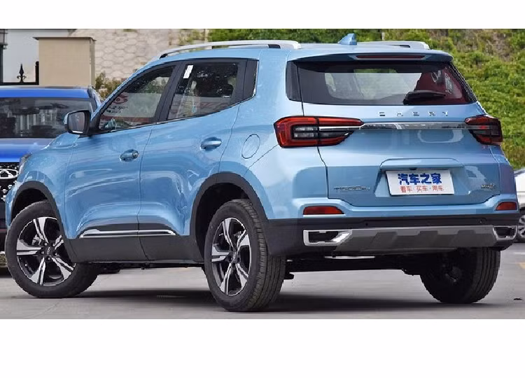 Phía mặt trước của Tiggo 5x giá rẻ có áp dụng một thiết kế mới, với lưới tản nhiệt lục giác kèm nhiều miếng crôm và hai cụm đèn sương mù ở hai bên cũng nhận được thay đổi. Tổng thể thiết kế mặt trước mới mẻ này được nhà sản xuất gọi là “Life In Motion 3.0”.