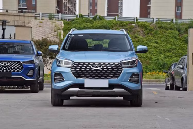 Thiết kế đuôi xe Chery Tiggo 5x cũng không nhận được nhiều điểm thay đổi lớn. Chi tiết khác biệt đáng lưu ý duy nhất là sự thay thế của logo Chery nằm bên dưới sọc crôm trung tâm với hàng chữ CHERY ở trên. Phần đuôi xe có trang trí hai ống xả đối xứng hai bên, đồng thời trang bị 3 radar và camera đi lùi.