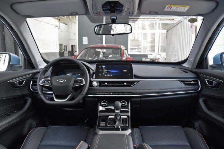 Trái ngược với những thay đổi ở mặt trước, phần sườn xe mới lại không hề có nhiều điểm khác biệt so với đời trước. Các chi tiết như giá đỡ nóc, đường viền cửa sổ, và tấm ốp dưới cửa đều được mạ crôm, và bộ la-zăng hai tông màu bạc và đen giúp chiếc xe trông khỏe khoắn, tươi mới hơn một chút. Hơn nữa, nhà sản xuất còn đưa ra hai tùy chọn la-zăng kích thước 16 hoặc 17 inch cho người mua.