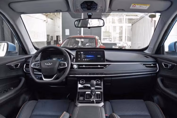 Trái ngược với những thay đổi ở mặt trước, phần sườn xe mới lại không hề có nhiều điểm khác biệt so với đời trước. Các chi tiết như giá đỡ nóc, đường viền cửa sổ, và tấm ốp dưới cửa đều được mạ crôm, và bộ la-zăng hai tông màu bạc và đen giúp chiếc xe trông khỏe khoắn, tươi mới hơn một chút. Hơn nữa, nhà sản xuất còn đưa ra hai tùy chọn la-zăng kích thước 16 hoặc 17 inch cho người mua.