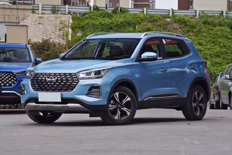 Mới đây, mẫu Chery Tiggo 5x 2020 mới đã chính thức được chào bán tại thị trường nội địa Trung Quốc. Mang vai trò một bản xe nâng cấp giữa vòng đời, vậy nên cả thiết kế nội thất và ngoại thất của xe mới đều được điều chỉnh. Mức giá cho xe là khởi điểm từ 69.900 – 79.900 nhân dân tệ (tương đương 232 – 265 triệu đồng), rất rẻ đối với một chiếc SUV 5 chỗ.