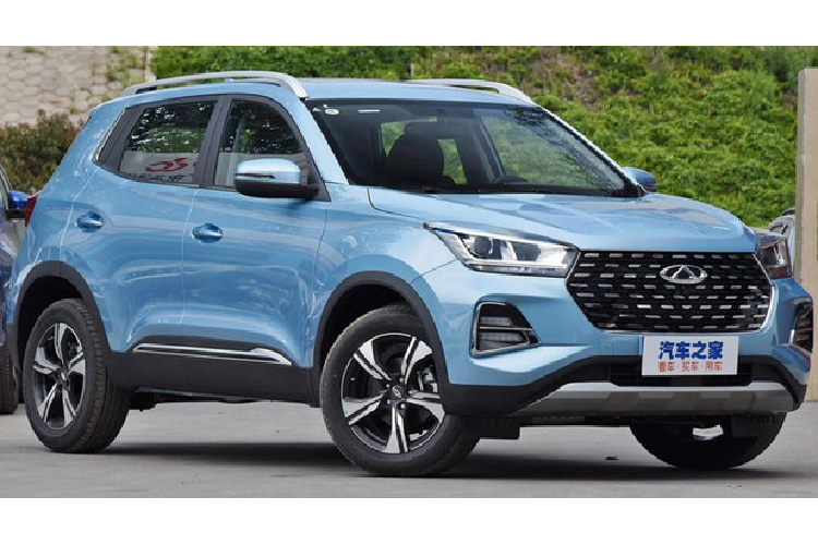 Bước vào trong nội thất, sự thay đổi tập trung chính lên khu vực cụm điều khiển trung tâm. Giờ đây, xe mới có trang bị một màn hình bảng đồng hồ LCD 7 inch, và một màn hình cảm ứng thông tin giải trí 10.25 inch. Trong đó, màn hình cảm ứng đã được thay đổi sang thiết kế nổi phổ biến, và các nút bấm điều khiển điều hòa cũng được thay đổi sang dạng cảm ứng tinh vi hơn.