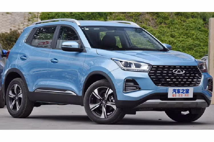 Bước vào trong nội thất, sự thay đổi tập trung chính lên khu vực cụm điều khiển trung tâm. Giờ đây, xe mới có trang bị một màn hình bảng đồng hồ LCD 7 inch, và một màn hình cảm ứng thông tin giải trí 10.25 inch. Trong đó, màn hình cảm ứng đã được thay đổi sang thiết kế nổi phổ biến, và các nút bấm điều khiển điều hòa cũng được thay đổi sang dạng cảm ứng tinh vi hơn.