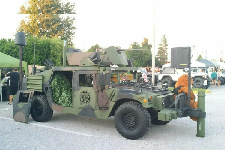 Chiếc xe Humvee 1993 được HummerKingz, một xưởng độ có trụ sở tại Florida (Mỹ), tùy chỉnh. Phiên bản quân sự toàn diện được trang bị lớp giáp, tháp súng và nhiều thiết bị khác.