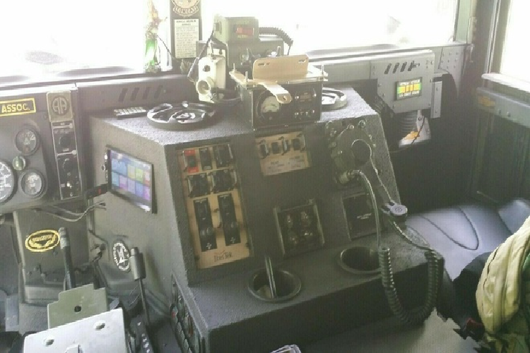 Ngoài tháp súng máy giả, Humvee 1993 còn được trang bị hệ thống liên lạc vệ tinh, bộ cộng cụ chuyên dụng ngay trên nắp capô dùng để tời và thực hiện nhiều nhiệm vụ đặc biệt khác, hệ thống camera trước và sau, cùng lớp kính dày có thể chống đạn.