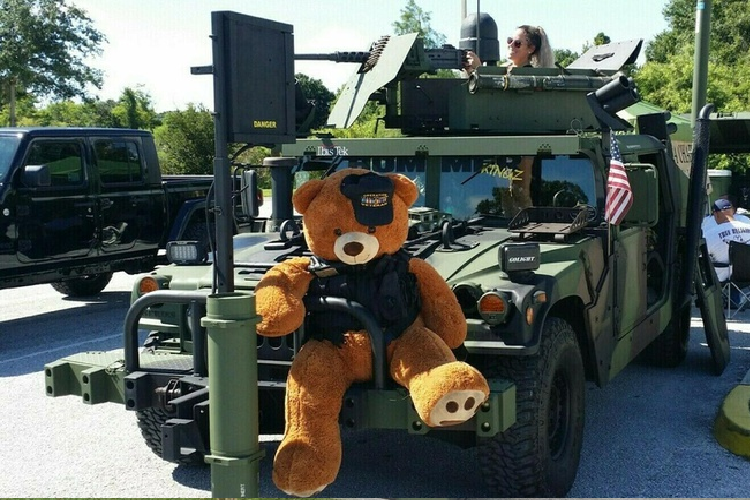 Không ngạc nhiên khi bên bán nêu giá xe Humvee 1993 này tới 89.000 USD (khoảng hơn 2 tỷ đồng). Tuy nhiên, mức giá này chỉ dành cho khách mua thích phiêu lưu và chơi ngông khi lái một chiếc xe như thế này ra đường.