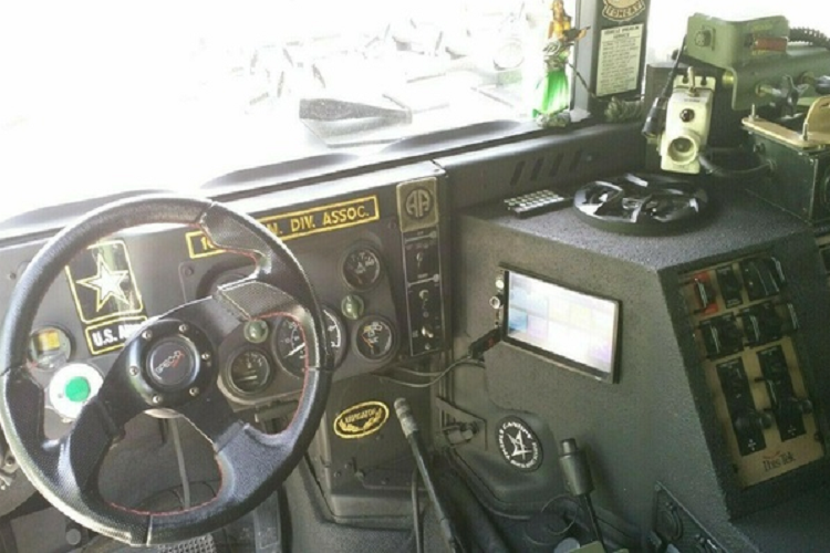 Bên trong chiếc Humvee gắn súng máy này là nội thất cá nhân hóa với dây đai 3 điểm, ghế bọc chất liệu Kevlar chống đạn, vô lăng tùy chỉnh, màn hình cảm ứng 7 inch, 6 loa, và kết nối Bluetooth.