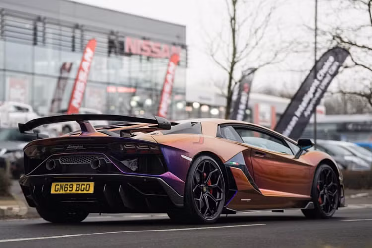 Với SVJ, sức mạnh không phải thứ quyết định giúp xe lập kỷ lục mới tại Nurburgring, hệ thống Khí động học chủ động (ALA) thế hệ thứ 2 cũng góp phần lớn vào kỷ lục này. ALA 2.0 có khả năng thay đổi lực khí động học, giúp tạo lực cản và giảm lực kéo của không khí tùy thuộc vào điều kiện vận hành. Hệ thống này bao gồm nhiều cửa gió được làm ẩn bên trong cánh gió trước và sau, có thể mở/đóng chỉ trong 0.5 giây.