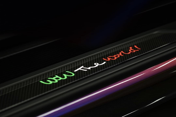 Ngoài ra, logo “1 di 900” quen thuộc trong nội thất đã được thay thế bằng chữ kí của Ryan O’Carroll – Một người bạn đã khuất của chủ sở hữu chiếc xe. Đồng thời anh cũng cho biết, chiếc xe được thiết kế và tạo ra mới những chi tiết nhằm tri ân và tưởng nhớ người bạn đã khuất của mình.