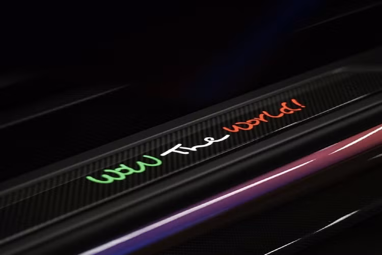 Ngoài ra, logo “1 di 900” quen thuộc trong nội thất đã được thay thế bằng chữ kí của Ryan O’Carroll – Một người bạn đã khuất của chủ sở hữu chiếc xe. Đồng thời anh cũng cho biết, chiếc xe được thiết kế và tạo ra mới những chi tiết nhằm tri ân và tưởng nhớ người bạn đã khuất của mình.