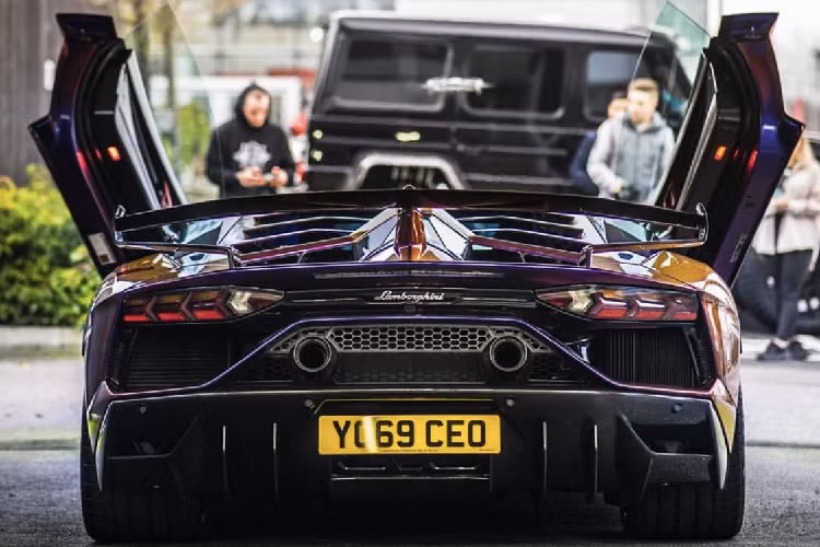 Nếu lựa chọn 1 trong 30 màu sắc cho Lamborghini Aventador SVJ, họ có thể bắt gặp một chiếc xe với màu ngoại thất tương tự với chiếc xe của mình. Chính vì thế mà sự hỗ trợ của Ad Personam trở thành một “giải pháp” tối ưu nhằm có thể biến một chiếc SVJ trở nên độc nhất.