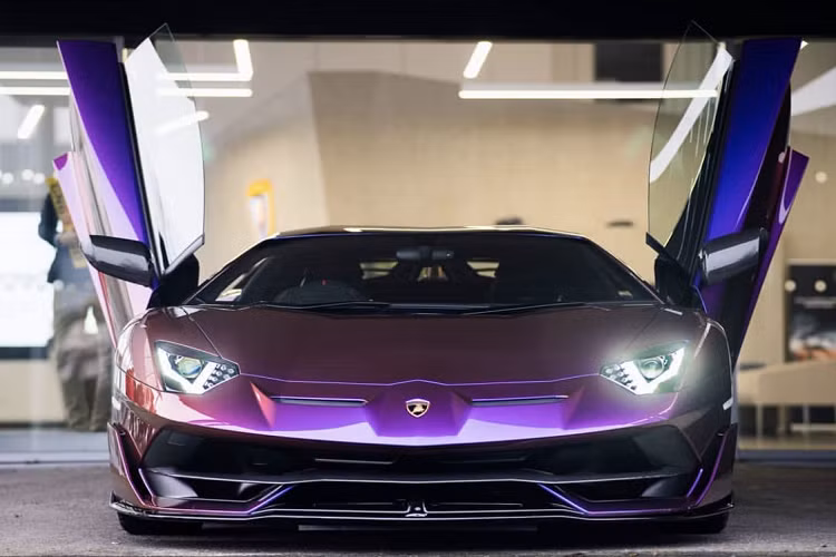 Việc sở hữu một chiếc Lamborghini Aventador SVJ có lẽ đã là niềm mơ ước của rất nhiều người mê xe. Tuy nhiên đối với một số vị khách khó tính, một chiếc SVJ với những trang bị cơ bản có lẽ chưa thể làm hài lòng họ.