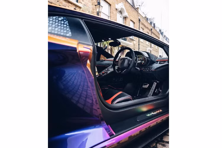 Lamborghini Aventador SVJ được trang bị động cơ V12, hút khí tự nhiên, dung tích 6.5 lít, tạo ra công suất tối đa 770 mã lực và mô-men xoắn cực đại. Xe vẫn có khả năng tăng tốc lên 100 km/h trong vòng 2,8 giây và tốc độ tối đa đạt được là 350 km/h.