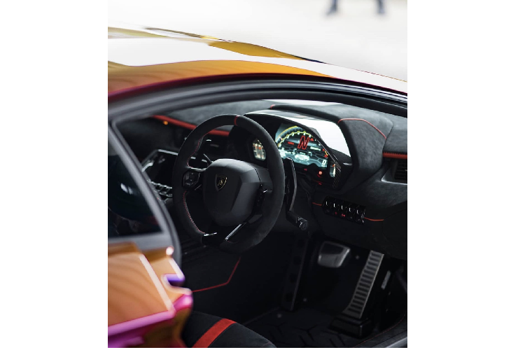 Ngoài màu sắc độc đáo, chiếc xe còn được trang bị những chi tiết mang đậm dấu ấn riêng, không giống với bất kì một chiếc Aventador SVJ nào khác. Ở bậc cửa xe đã được đính dòng Slogan “Wow the World” với màu cờ Ý phát sáng.