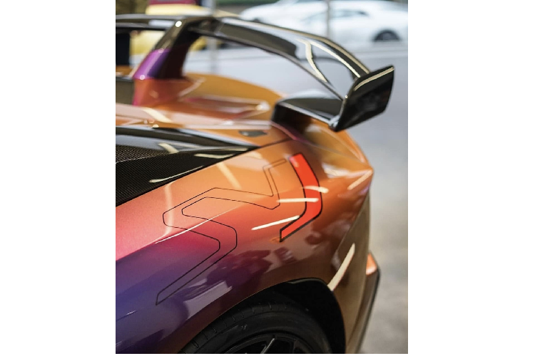 Giá màu sơn Aventador SVJ được cá nhân hoá mang này tên Blu Hal lên tới hơn 50,000 Bảng (tương đương 1,5 tỷ đồng). Blu Hal thuộc dạng màu sơn đổi màu theo góc nhìn với hai nền màu cam-tím chủ đạo.