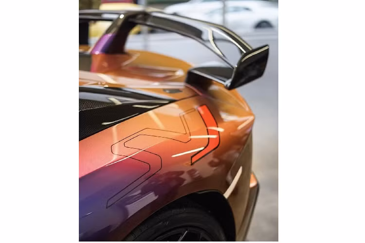 Giá màu sơn Aventador SVJ được cá nhân hoá mang này tên Blu Hal lên tới hơn 50,000 Bảng (tương đương 1,5 tỷ đồng). Blu Hal thuộc dạng màu sơn đổi màu theo góc nhìn với hai nền màu cam-tím chủ đạo.