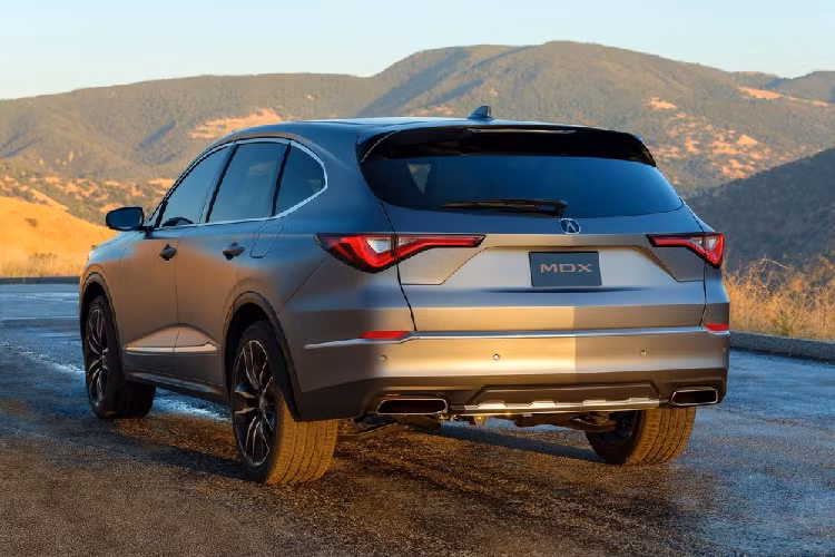 Tương tự đầu xe và sườn xe, phần đuôi xe của Acura MDX Concept cũng được thiết kế theo phong cách thể thao với cụm đèn hậu Chicane LED.