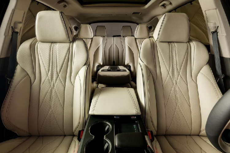 Nói thêm về ghế, Acura MDX được bổ sung khoảng duỗi chân rộng rãi hơn cho cả 3 hàng ghế. Bên cạnh đó, hàng ghế thứ nhất và thứ hai của xe còn phù hợp với những người cao ráo. Theo hãng Acura, ghế trước của MDX Concept có tính năng chỉnh điện 16 hướng và mát-xa 9 chế độ.