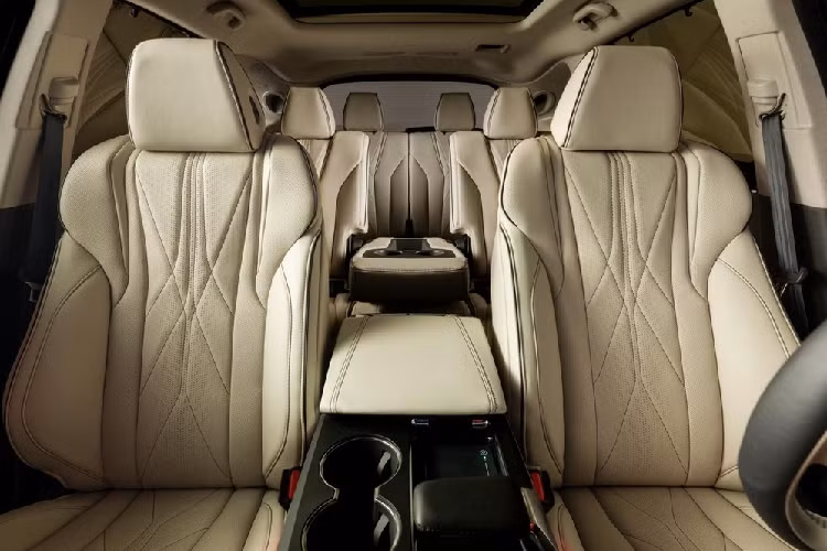 Nói thêm về ghế, Acura MDX được bổ sung khoảng duỗi chân rộng rãi hơn cho cả 3 hàng ghế. Bên cạnh đó, hàng ghế thứ nhất và thứ hai của xe còn phù hợp với những người cao ráo. Theo hãng Acura, ghế trước của MDX Concept có tính năng chỉnh điện 16 hướng và mát-xa 9 chế độ.