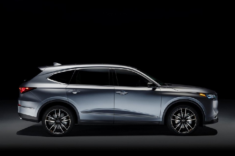 Vòng sang hai bên, chúng ta sẽ thấy phần thân vỏ thể thao với đường vai xe sắc sảo, giúp nhấn mạnh chiều dài cơ sở lớn hơn của Acura MDX. Theo hãng Acura, không chỉ dài hơn, MDX còn thấp hơn và rộng hơn trước.