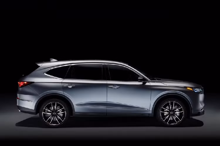 Vòng sang hai bên, chúng ta sẽ thấy phần thân vỏ thể thao với đường vai xe sắc sảo, giúp nhấn mạnh chiều dài cơ sở lớn hơn của Acura MDX. Theo hãng Acura, không chỉ dài hơn, MDX còn thấp hơn và rộng hơn trước.