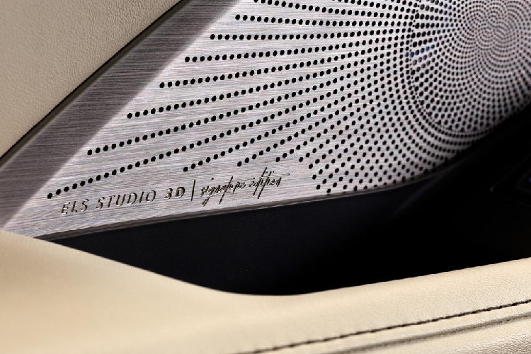 Những trang bị nội thất đáng chú ý khác của xe bao gồm 2 màn hình 12,3 inch trong bảng đồng hồ kỹ thuật số và phục vụ hệ thống thông tin giải trí. Tiếp đến là cửa sổ trời toàn cảnh Panorama, mặt táp-lô bọc da và hệ thống đèn viền với 27 màu khác nhau.