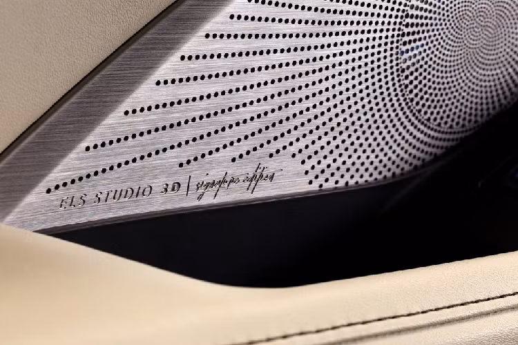 Những trang bị nội thất đáng chú ý khác của xe bao gồm 2 màn hình 12,3 inch trong bảng đồng hồ kỹ thuật số và phục vụ hệ thống thông tin giải trí. Tiếp đến là cửa sổ trời toàn cảnh Panorama, mặt táp-lô bọc da và hệ thống đèn viền với 27 màu khác nhau.