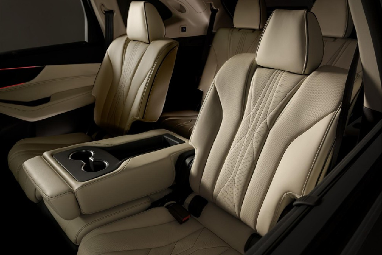 Trái với dự đoán của nhiều người, Acura MDX không dùng động cơ xăng 4 xi-lanh chung với người anh em TLX. Thay vào đó, xe được trang bị động cơ xăng V6, dung tích 3,5 lít và hộp số tự động 10 cấp.