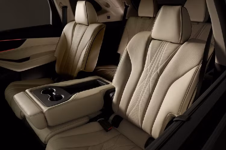 Trái với dự đoán của nhiều người, Acura MDX không dùng động cơ xăng 4 xi-lanh chung với người anh em TLX. Thay vào đó, xe được trang bị động cơ xăng V6, dung tích 3,5 lít và hộp số tự động 10 cấp.