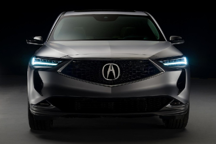 Ngoài ra, Acura MDX Concept còn có nắp ca-pô dập gân và hốc gió thể thao cùng hốc gió trung tâm khá rộng trên cản trước.