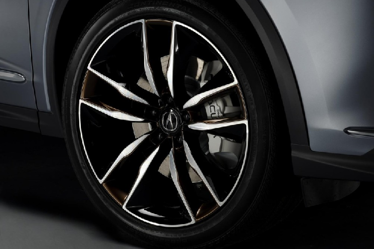 Tiếp đến là bộ vành hợp kim 21 inch đồ sộ và 2 ống xả hình chữ nhật đằng sau.