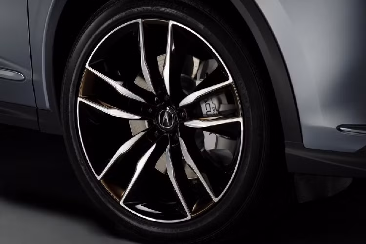 Tiếp đến là bộ vành hợp kim 21 inch đồ sộ và 2 ống xả hình chữ nhật đằng sau.