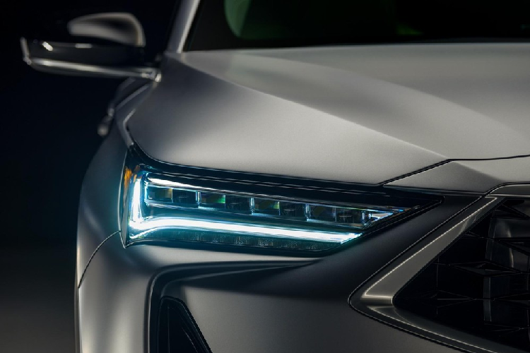 Tuy là xe concept nhưng Acura MDX trông như đã sẵn sàng lên dây chuyền sản xuất thương mại và bán ra thị trường. Mẫu SUV hạng sang Acura này được trang bị lưới tản nhiệt hình ngũ giác như một viên kim cương cỡ lớn trên đầu xe. Nằm hai bên lưới tản nhiệt với viền mạ crôm sáng bóng này là cụm đèn pha JewelEye LED mượt mà.