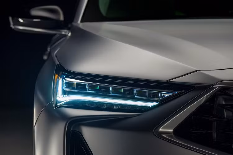 Tuy là xe concept nhưng Acura MDX trông như đã sẵn sàng lên dây chuyền sản xuất thương mại và bán ra thị trường. Mẫu SUV hạng sang Acura này được trang bị lưới tản nhiệt hình ngũ giác như một viên kim cương cỡ lớn trên đầu xe. Nằm hai bên lưới tản nhiệt với viền mạ crôm sáng bóng này là cụm đèn pha JewelEye LED mượt mà.