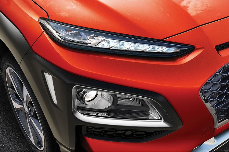 Về trang bị, phiên bản 2.0 sở hữu mâm 17 inch, đèn halogen. Từ bản 2.0 Active trở lên, Kona có mâm 18 inch 2 tone màu, đèn trước bi-LED, đèn hậu LED. Ngoại thất 2 tone màu là đặc điểm riêng của bản 1.6 Turbo.