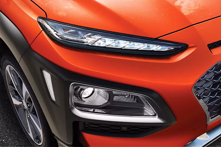 Về trang bị, phiên bản 2.0 sở hữu mâm 17 inch, đèn halogen. Từ bản 2.0 Active trở lên, Kona có mâm 18 inch 2 tone màu, đèn trước bi-LED, đèn hậu LED. Ngoại thất 2 tone màu là đặc điểm riêng của bản 1.6 Turbo.