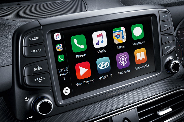 Trang bị tiêu chuẩn bên trong xe gồm dàn âm thanh 6 loa, camera lùi, màn hình thông tin giải trí cảm ứng 7 inch, tích hợp các kết nối AUX/USB/Bluetooth và tương thích Apple CarPlay/Android Auto.