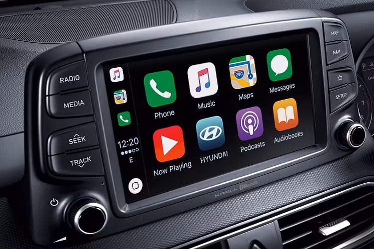 Trang bị tiêu chuẩn bên trong xe gồm dàn âm thanh 6 loa, camera lùi, màn hình thông tin giải trí cảm ứng 7 inch, tích hợp các kết nối AUX/USB/Bluetooth và tương thích Apple CarPlay/Android Auto.