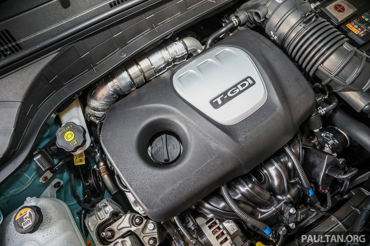 Phiên bản 1.6 Turbo cao cấp nhất được trang bị động cơ tăng áp Gamma T-GDi 1.6L, cho ra công suất 175 mã lực tại 5.500 vòng/phút và mô-men xoắn 265 Nm tại 1.500-4.500 vòng/phút. Sức mạnh truyền đến trục bánh trước qua hộp số 7 cấp ly hợp kép. Tất cả phiên bản của Kona đều có 3 chế độ lái: Comfort, Eco và Sport. Hai tùy chọn động cơ của Hyundai Kona tại Malaysia tương đồng với phiên bản tại Việt Nam.