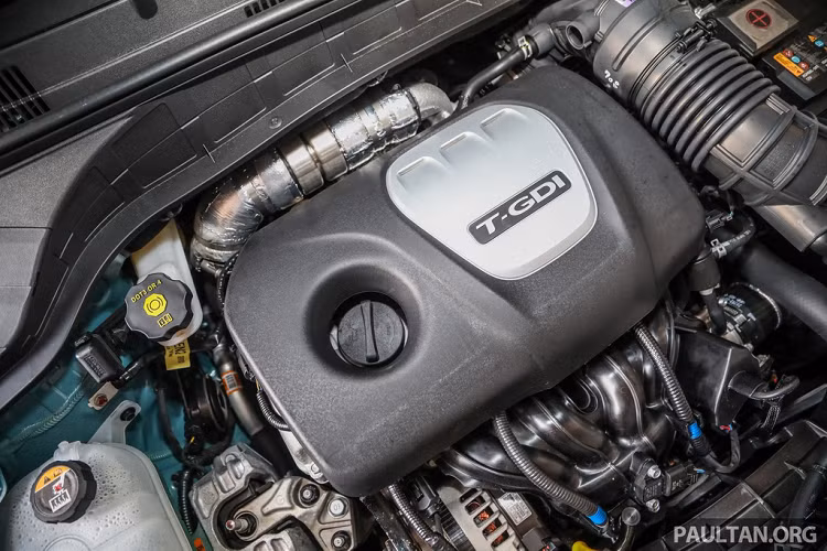 Phiên bản 1.6 Turbo cao cấp nhất được trang bị động cơ tăng áp Gamma T-GDi 1.6L, cho ra công suất 175 mã lực tại 5.500 vòng/phút và mô-men xoắn 265 Nm tại 1.500-4.500 vòng/phút. Sức mạnh truyền đến trục bánh trước qua hộp số 7 cấp ly hợp kép. Tất cả phiên bản của Kona đều có 3 chế độ lái: Comfort, Eco và Sport. Hai tùy chọn động cơ của Hyundai Kona tại Malaysia tương đồng với phiên bản tại Việt Nam.