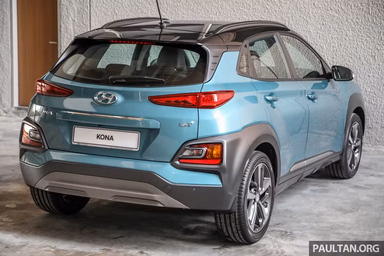 Kona tại Malaysia là phiên bản nhập khẩu từ Hàn Quốc. Giá xe Hyudnai Kona 2020 với 3 phiên bản gồm 2.0 la 27.800 USD (khoảng 644 triệu đồng), 2.0 Active là 31.500 USD (khoảng 730 triệu đồng) và 1.6 Turbo là 34.600 USD (khoảng 801 triệu đồng).