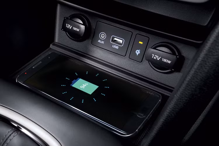 Bản 2.0 Active đi kèm ghế bọc da kết hợp vải, ghế lái chỉnh điện 8 hướng, điều hòa tự động một vùng, màn hình đa thông tin 4,2 inch, gạt nước tự động và màn hình HUD. Bản 1.6 Turbo có ghế bọc da hoàn toàn, gương chiếu hậu chỉnh điện, sạc điện thoại không dây chuẩn Qi.