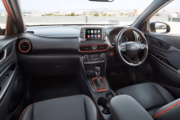 Các công nghệ trên Kona gồm keyless entry, khởi động bằng nút bấm, đèn chiếu sáng tự động, cảnh báo áp suất lốp, vô-lăng tích hợp nút chức năng và màn hình đa thông tin 3,5 inch ở bảng đồng hồ.